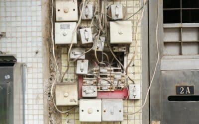 How much should a self-employed electrician charge per hour?
